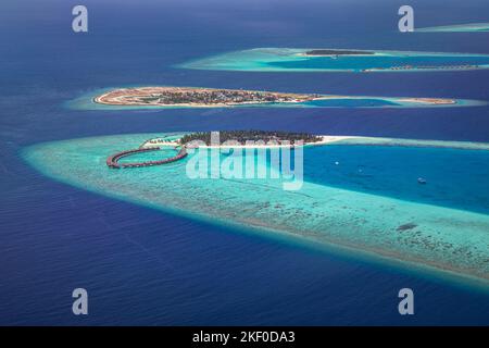 Foto aerea della bellissima spiaggia tropicale paradiso Maldive. Vista incredibile, acque turchesi blu della laguna, palme e spiaggia di sabbia bianca. Viaggi di lusso Foto Stock