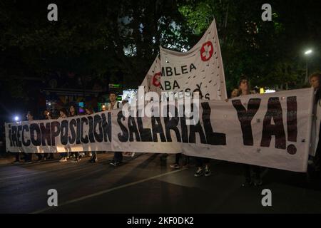 Buenos Aires, Argentina. 14th Nov 2022. L'Assemblea della Salute, i residenti e i partecipanti degli Ospedali della città di Buenos Aires richiedono urgentemente una ricomposizione salariale, effettuando una marcia notturna con lanterne e candele sotto lo slogan che la salute non va fuori. Sono stati in sciopero per la nona settimana. (Foto di Esteban Osorio/Pacific Press) Credit: Pacific Press Media Production Corp./Alamy Live News Foto Stock