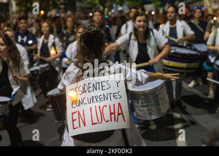 Buenos Aires, Argentina. 14th Nov 2022. L'Assemblea della Salute, i residenti e i partecipanti degli Ospedali della città di Buenos Aires richiedono urgentemente una ricomposizione salariale, effettuando una marcia notturna con lanterne e candele sotto lo slogan che la salute non va fuori. Sono stati in sciopero per la nona settimana. (Foto di Esteban Osorio/Pacific Press) Credit: Pacific Press Media Production Corp./Alamy Live News Foto Stock