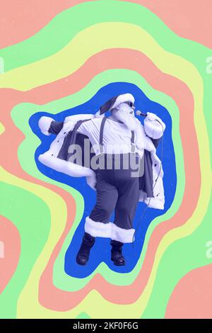 Collage foto banner di anziano pensionato babbo natale tenere microfono cantare canzone entusiasta club invito xmas notte isolato su sfondo disegno Foto Stock