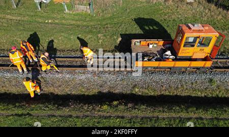 15 novembre 2022, Sassonia-Anhalt, Benneckenstein: I dipendenti della Harzer Schmalspurbahnen GmbH HSB controllano le piste nell'area di Benneckenstein (foto scattata con un drone). Attualmente HSB sta nuovamente approfittando dei giorni meno impegnativi di novembre per eseguire lavori di manutenzione su cingoli e veicoli. A tale scopo, la compagnia ferroviaria comunale sta chiudendo parti della sua rete di rotte. Dal cambio di orario del 7 novembre fino al 24 novembre incluso, non vi saranno treni sulla Selketalbahn e sulla Harzquerbahn tra Ilfeld e Drei Annen Hohne. A partire da novembre 25, i treni saranno in funzione Foto Stock