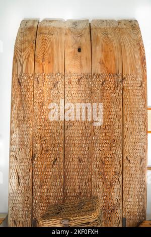 Scheda di trebbiatura con fiocchi di litici di vintage spagnolo per separare i cereali da loro la paglia. Museo etnologico Mijas Foto Stock