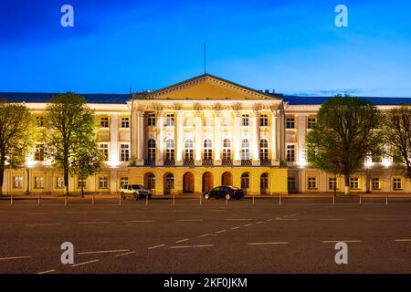 Yaroslavl edificio dell'amministrazione governativa regionale nella piazza sovietica della città di Yaroslavl, anello d'oro della Russia di notte Foto Stock