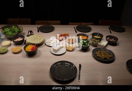 set tavolo per il pranzo con vari ingredienti per insalata Foto Stock