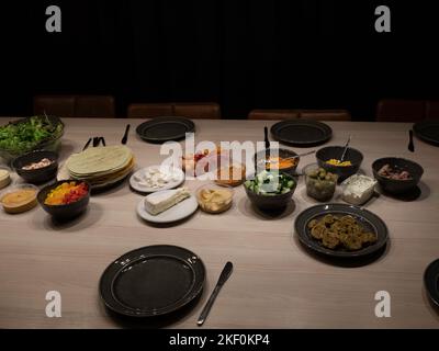 set tavolo per il pranzo con vari ingredienti per insalata Foto Stock