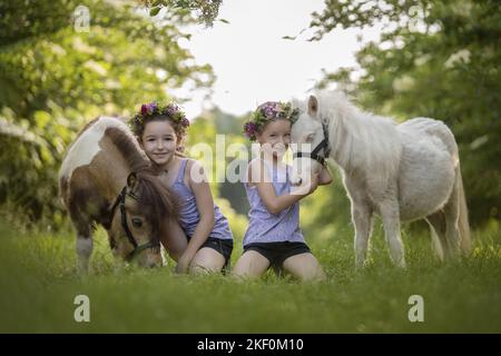 Ragazze e Mini pony Shetland Foto Stock