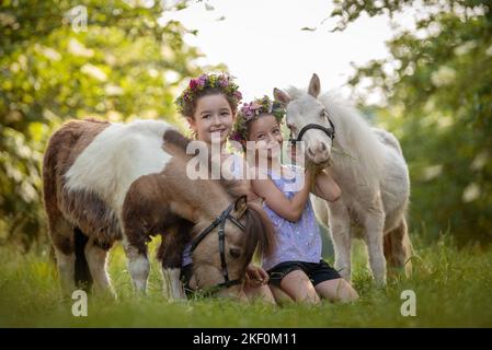 Ragazze e Mini pony Shetland Foto Stock