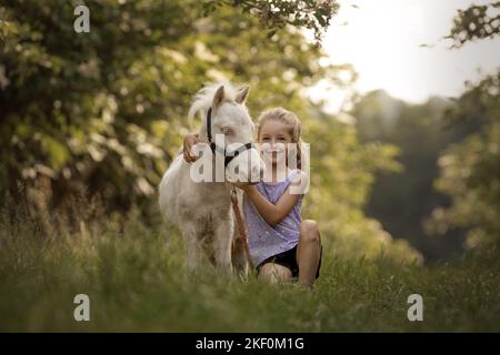 Ragazza e Mini Shetland Pony Foto Stock