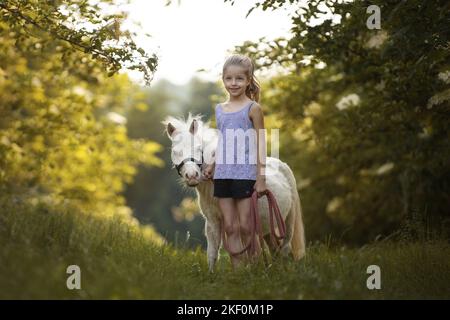 Ragazza e Mini Shetland Pony Foto Stock