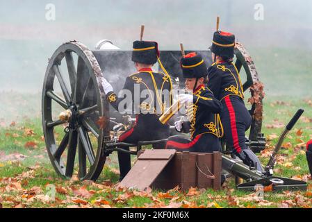 Kings Troop, Royal Horse Artillery, che ha salutato con una pistola da 41 dollari il compleanno di Re Carlo III a Green Park, Londra, Regno Unito. Calotta di ricarica femmina Foto Stock