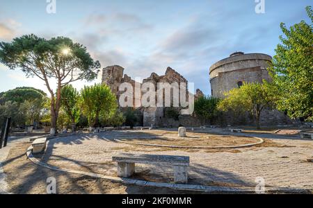 Le rovine della Basilica Rossa a Bergama, Turchia. Tempio degli dei Egiziani Foto Stock
