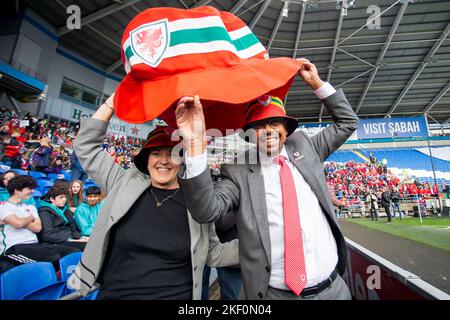 Cardiff, Galles, Regno Unito. 15th Nov 2022. Vaughan Gething MS, ministro del governo gallese per l'economia, e Dawn Bowden MS, ministro per le arti e lo sport, posando in iconici cappelli gallesi durante gli allenamenti della nazionale gallese al Cardiff City Stadium prima della partenza della squadra per la Coppa del mondo FIFA 2022 in Qatar. Credit: Notizie dal vivo di Mark Hawkins/Alamy Foto Stock