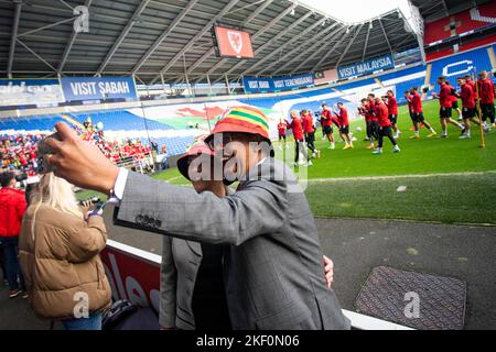 Cardiff, Galles, Regno Unito. 15th Nov 2022. Vaughan Gething MS, ministro del governo gallese per l'economia, e Dawn Bowden MS, ministro per le arti e lo sport, prendono un selfie in iconici cappelli gallesi durante gli allenamenti della nazionale gallese al Cardiff City Stadium prima della partenza della squadra per la Coppa del mondo FIFA 2022 in Qatar. Credit: Notizie dal vivo di Mark Hawkins/Alamy Foto Stock