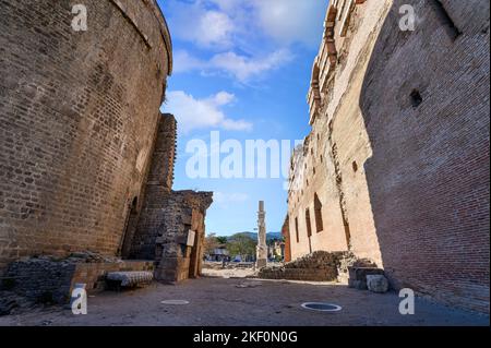 Le rovine della Basilica Rossa a Bergama, Turchia. Tempio degli dei Egiziani Foto Stock