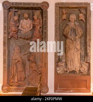14th ° secolo le tombe medievali, il Vecchio San Chiesa di Nicholas (Alte Nikolaikirche), Francoforte, Germania Foto Stock