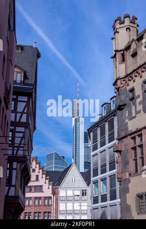 Vista della città vecchia (Altstadt) con il quartiere degli affari sullo sfondo, Francoforte, Germania Foto Stock