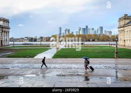 Vista di Canary Wharf e dell'Isola dei cani sul Tamigi dall'Old Royal Naval College, ora Università di Greenwich, Londra, Regno Unito Foto Stock