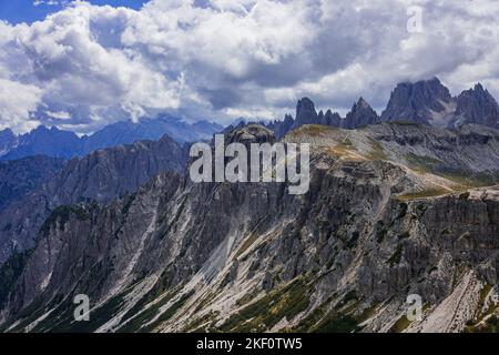 Un bellissimo scatto di montagne rocciose sotto il cielo nuvoloso Foto Stock