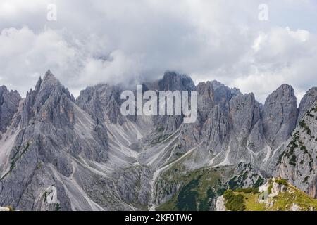 Un bellissimo scatto di montagne rocciose sotto il cielo nuvoloso Foto Stock