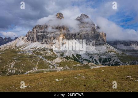 Un bellissimo scatto di montagne rocciose sotto il cielo nuvoloso Foto Stock
