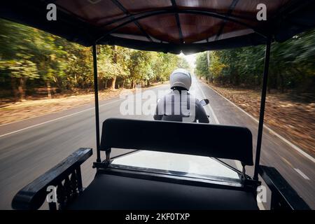 Vista da tuk tuk guida su strada vicino a Siem Reap in Cambogia. Foto Stock