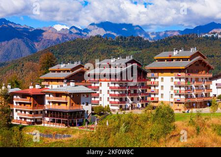 Edifici nel villaggio montano dell'Altopiano Rosa. L'altopiano di Rose e Roza Khutor sono stazioni sciistiche alpine nei pressi della città di Krasnaya Polyana nella regione di Sochi, in Russia. Foto Stock