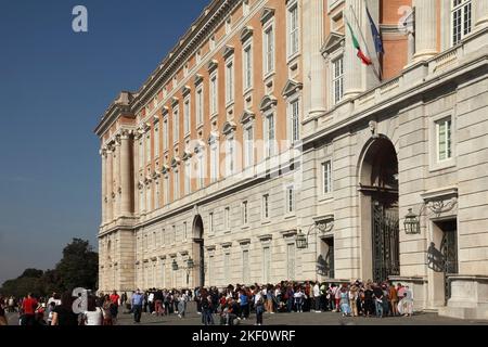 I turisti in coda per i biglietti fuori dalla Reggia Barocca di Caserta del 18th° secolo / Reggia di Caserta, Italia. Foto Stock