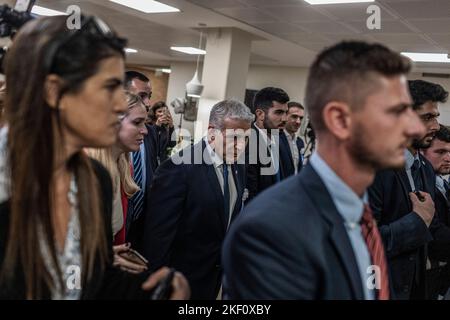 Gerusalemme, Israele. 15th Nov 2022. Il primo ministro israeliano Yair Lapid arriva per assistere al giuramento del parlamento israeliano del 25th (Knesset). Credit: Ilia Yefimovich/dpa/Alamy Live News Foto Stock