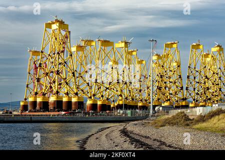 Cromarty Firth Scotland Nigg porta file di nuove basi gialle o giacche gialle per turbine eoliche off shore Foto Stock