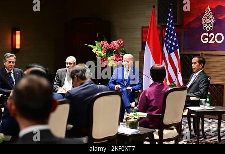 Bali, Indonesia. 15th Ott 2022. Il presidente degli Stati Uniti Joe Biden incontra il presidente indonesiano Joko Widodo a margine del vertice del G20 martedì 15 novembre 2022 a Bali, Indonesia. Foto del presidente indonesiano Ufficio Stampa/UPI Credit: UPI/Alamy Live News Foto Stock