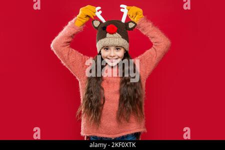 moda invernale per bambino adolescente positivo. modello di moda bambino teen in cappello di cuffia invernale. bambino teen Foto Stock