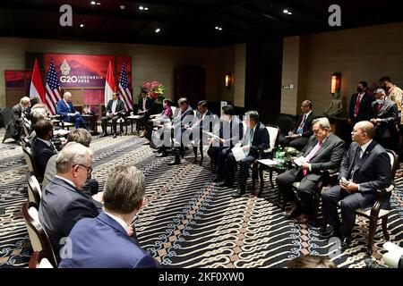 Bali, Indonesia. 15th Ott 2022. Il presidente degli Stati Uniti Joe Biden incontra il presidente indonesiano Joko Widodo a margine del vertice del G20 martedì 15 novembre 2022 a Bali, Indonesia. Foto del presidente indonesiano Ufficio Stampa/UPI Credit: UPI/Alamy Live News Foto Stock