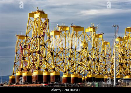 Crowarty Firth Scotland Nigg file di nuove basi gialle o giacche gialle per turbine eoliche off shore Foto Stock