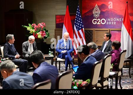 Bali, Indonesia. 15th Ott 2022. Il presidente degli Stati Uniti Joe Biden incontra il presidente indonesiano Joko Widodo a margine del vertice del G20 martedì 15 novembre 2022 a Bali, Indonesia. Foto del presidente indonesiano Ufficio Stampa/UPI Credit: UPI/Alamy Live News Foto Stock