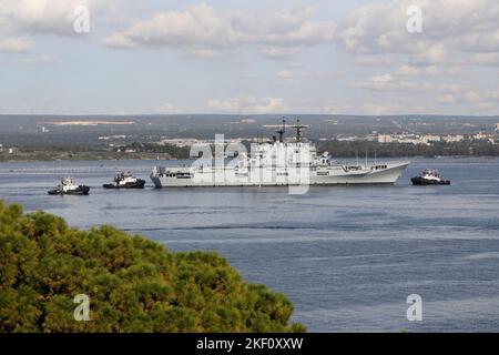 La nave della Marina militare Italiana, portaerei Giuseppe Garibaldi nel porto di Mar piccolo di Taranto, Puglia, Italia. Foto di alta qualità Foto Stock