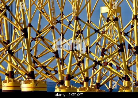 Cromarty Firth Scotland Nigg basi gialle o giacche gialle per turbine eoliche off shore Foto Stock