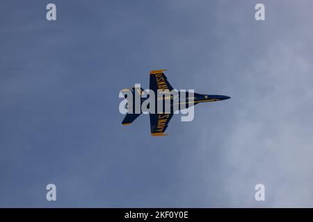 Gli United States Navy Blue Angels si esibiscono in uno spettacolo aereo su San Francisco durante la settimana della flotta 2022 Foto Stock