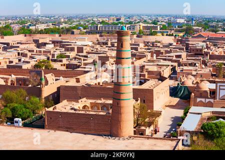 Islam Khodja Minareto a Itchan Kala, la città murata interna della città di Khiva in Uzbekistan Foto Stock