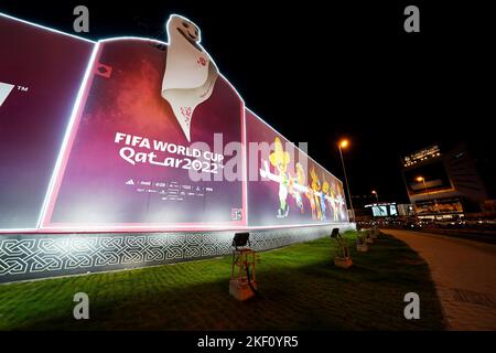 Una visione generale della segnaletica in vista della Coppa del mondo FIFA 2022 in Qatar. Data immagine: Martedì 15 novembre 2022. Foto Stock