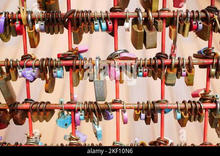 Molti lucchetti d'amore bloccati su un cancello di ferro arrugginito a singapore Foto Stock
