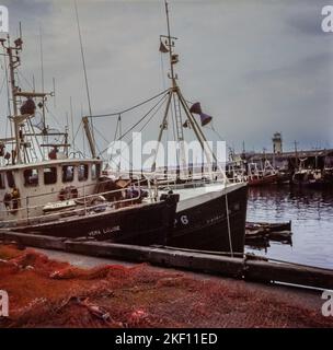 Pescherecci ormeggiati nel porto di Scarborough nel 1980. Questa immagine viene ripresa dalla diapositiva originale. Foto Stock