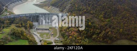 Diga di Mignano, Piacenza Italia - Novembre 2022 Panorama aereo della diga artifiale secca del lago e dintorni in autunno Foto Stock