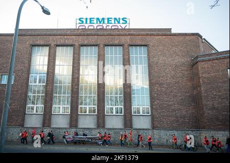 15 novembre 2022, Sassonia, Görlitz: I dipendenti di Alstom e Siemens protestano con uno sciopero di avvertimento davanti alla centrale Siemens Energy. Foto: Paul Glaser/dpa-Zentralbild/dpa Foto Stock