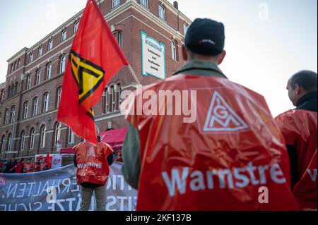 15 novembre 2022, Sassonia, Görlitz: I dipendenti di Alstom e Siemens protestano con uno sciopero di avvertimento davanti alla centrale Siemens Energy. Foto: Paul Glaser/dpa-Zentralbild/dpa Foto Stock