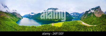 La vista panoramica aerea di Konigssee. Konigssee è un lago naturale situato nel distretto di Berchtesgadener Land, nello stato della Baviera, in Germania Foto Stock