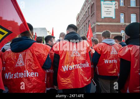 15 novembre 2022, Sassonia, Görlitz: I dipendenti di Alstom e Siemens protestano con uno sciopero di avvertimento davanti alla centrale Siemens Energy. Foto: Paul Glaser/dpa-Zentralbild/dpa Foto Stock