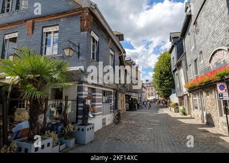 Una vista lungo la strada acciottolata di Rue de la Ville nel centro storico di Honfleur, Calvados, Normandia Foto Stock