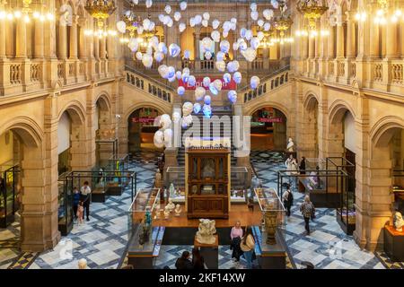 Mostra d'arte Hanging Heads in uno dei foyers of Kelvingrove Art Museum, Glasgow, Scozia, Regno Unito Foto Stock