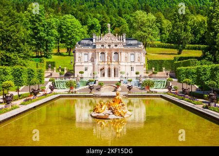 Lo Schloss Linderhof Palace si trova vicino al villaggio di Ettal, nella Baviera sud-occidentale, in Germania Foto Stock