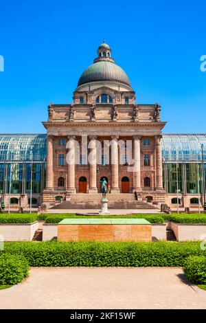 La Cancelleria di Stato bavarese o l'edificio Bayerische Staatskanzlei si trova nel centro di Monaco di Baviera, in Germania Foto Stock